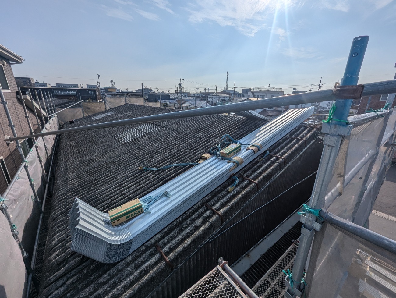 長尺の折板屋根を搬入