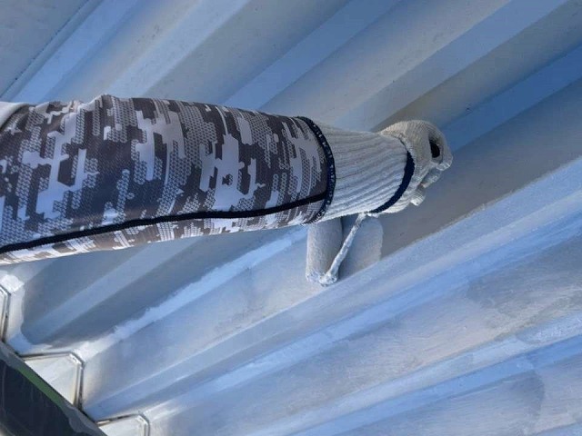 ガイナの重ね塗りを行う職人