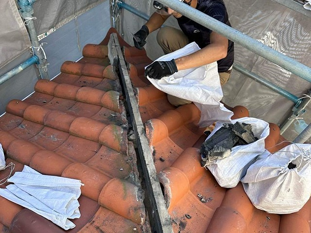 棟瓦の取り外し作業中