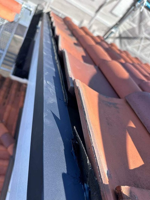 ケラバ部分の袖瓦の補修作業