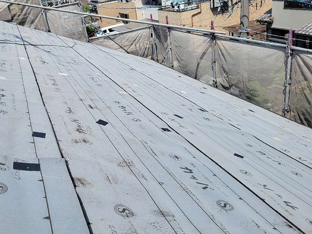 防水シートが貼られた屋根