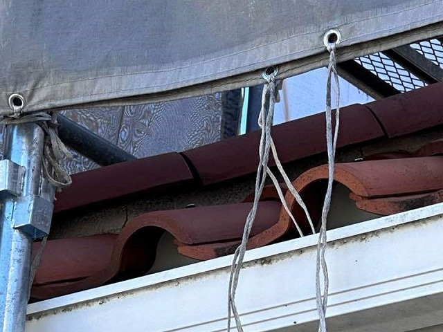 足場を組んだ屋根の様子