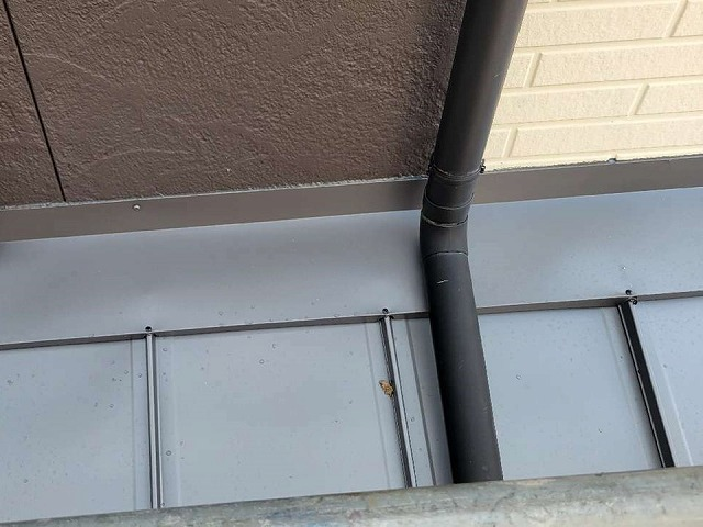 雨押え板金が設置された様子