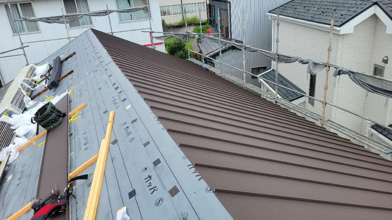 東郷町　屋根のカバー工事途中