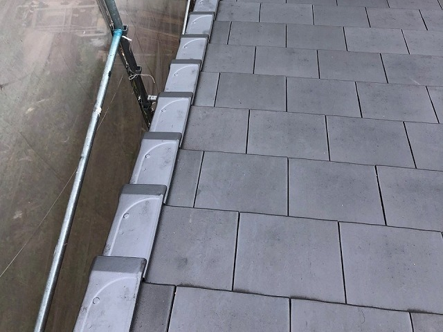 袖瓦を設置した屋根