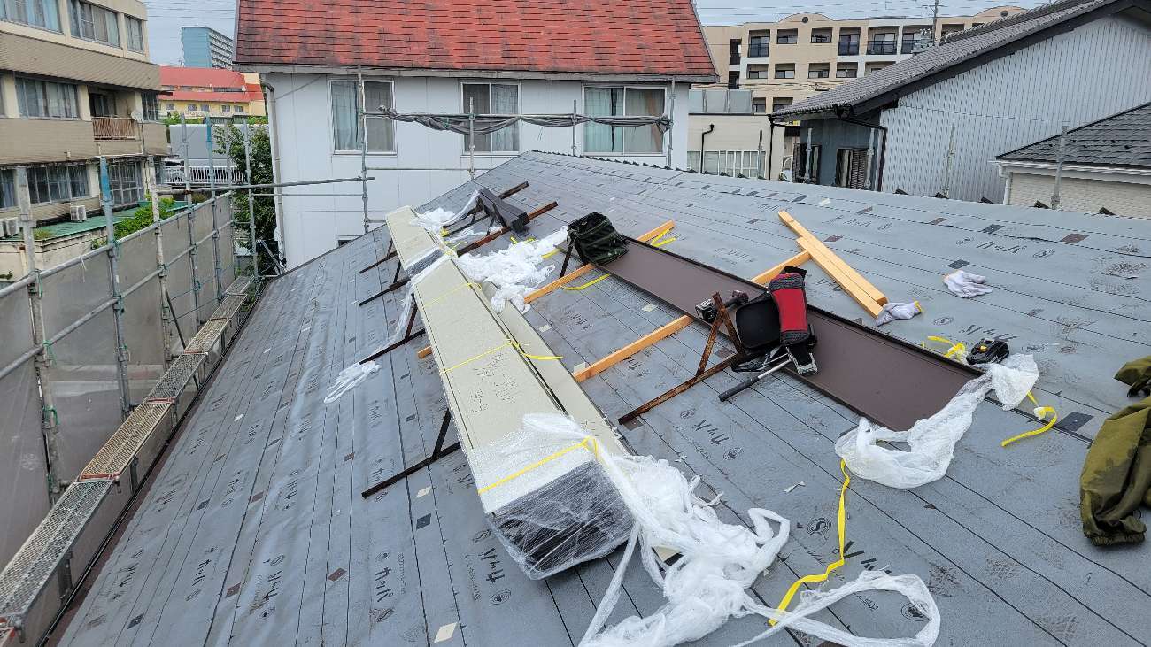 東郷町　屋根のカバー工事の様子