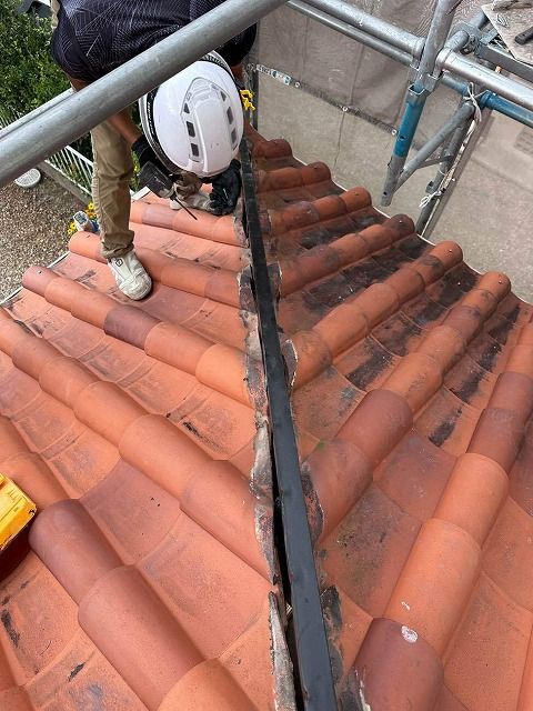 樹脂製の垂木を設置する様子