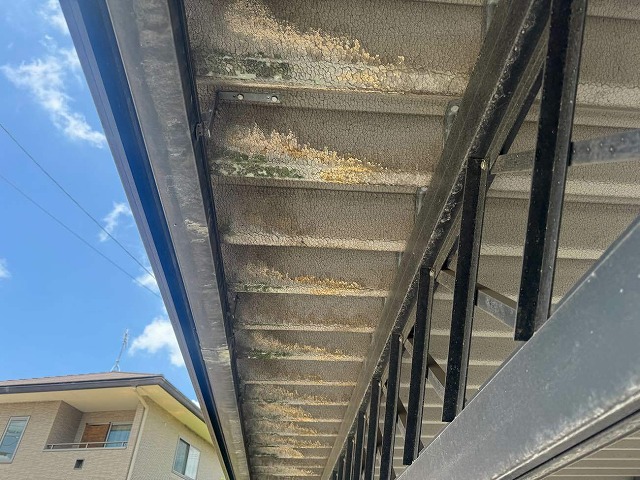 劣化が激しいペフの状態