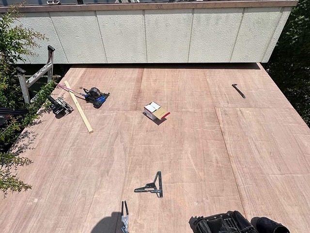 名古屋市緑区の倉庫屋根のベニヤ板