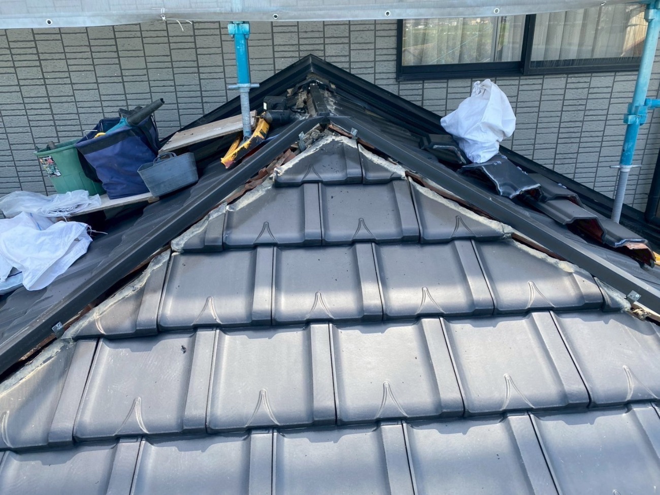 日進市　屋根の棟部分の施工