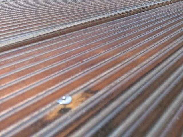 名古屋市緑区の倉庫屋根のビスが浮いた状態