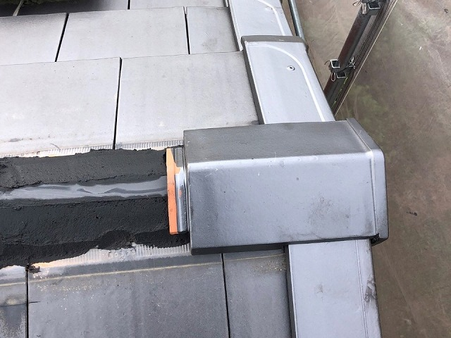 三角冠瓦を設置していく様子