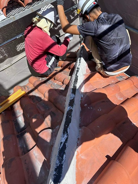 垂木の周りに南蛮漆喰を埋め込む様子