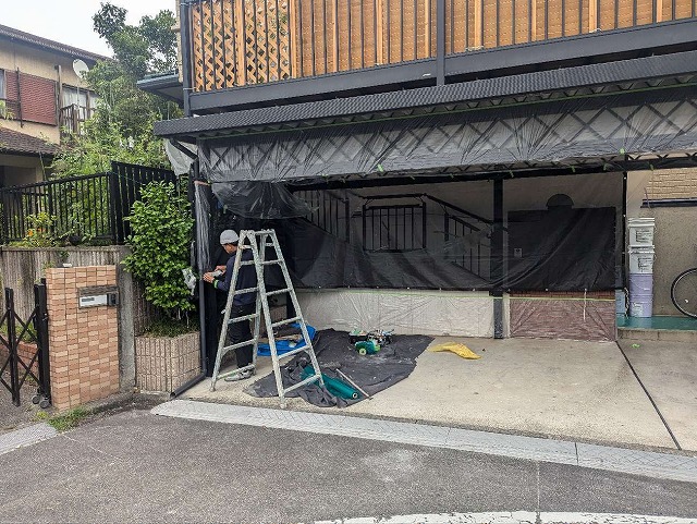 ていねいに養生を行う職人