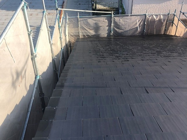 足場とそのすぐ近くにある屋根