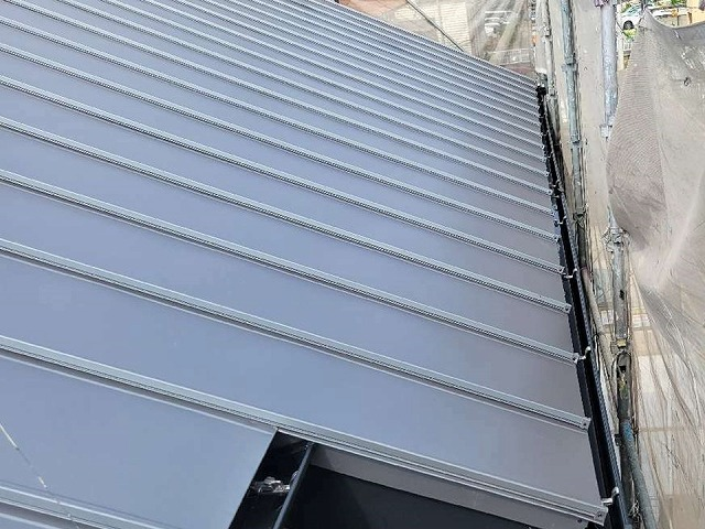 屋根サイズにカットされているガルバイルム剛板