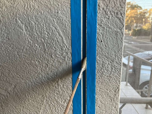 コーキング打ち替え工事のプライマー塗布