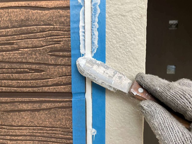 木目調サイディングのコーキング打ち替え工事ヘラ押さえ状況