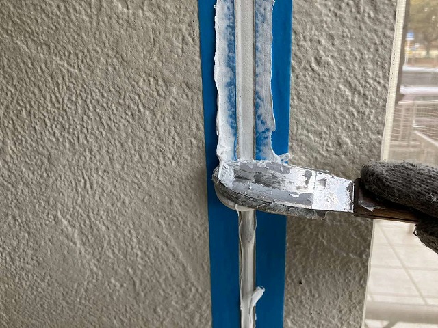 コーキング打ち替え工事でヘラ押さえ施工