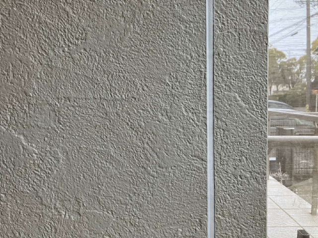 劣化によるコーキング打ち替え工事が完了した状況