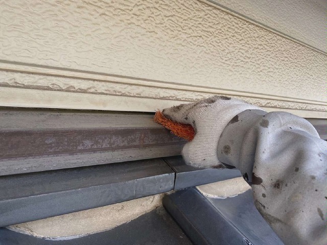 雨押え板金の塗装メンテナンスのケレン作業