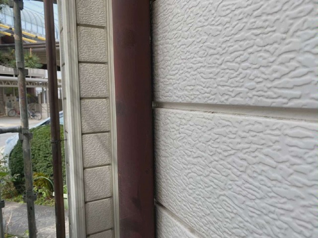 塗装メンテナンスを行う前の竪樋の様子