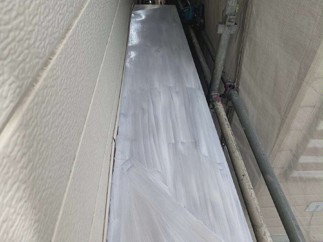 庇板金塗装工事の下塗り施工