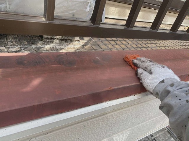 ベランダ部の笠木の塗装工事のためのケレン作業