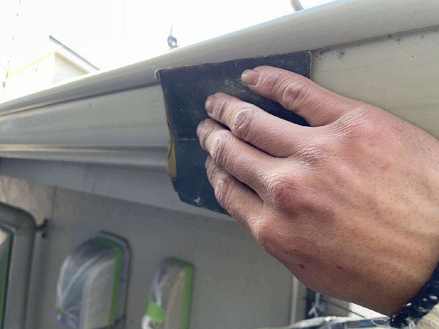 雨樋塗装のためにカビや汚れなどをケレンで除去