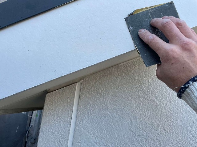 破風板塗装の前にサンドペーパーでケレン作業