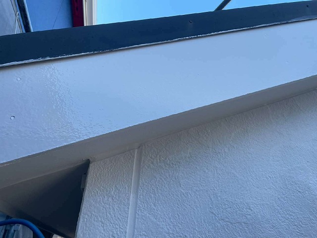 破風板への塗装工事が完了して美しく輝いている様子