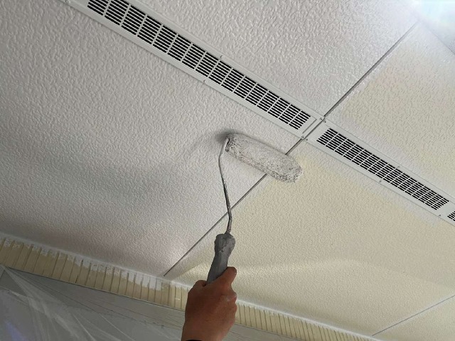 軒天に白系の色で塗装メンテナンス