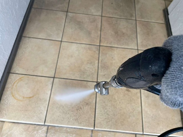 玄関タイルのこびり付いた汚れを高圧洗浄で除去