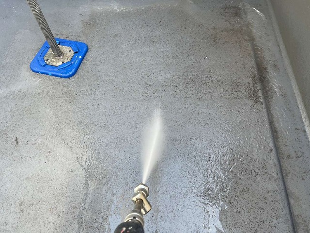 ベランダ防水の汚れを高圧洗浄で除去