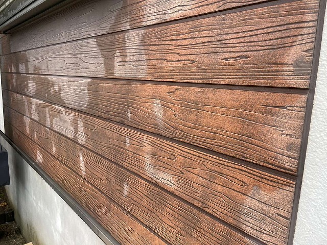 木目調サイディングの高圧洗浄が完了してきれいな状態