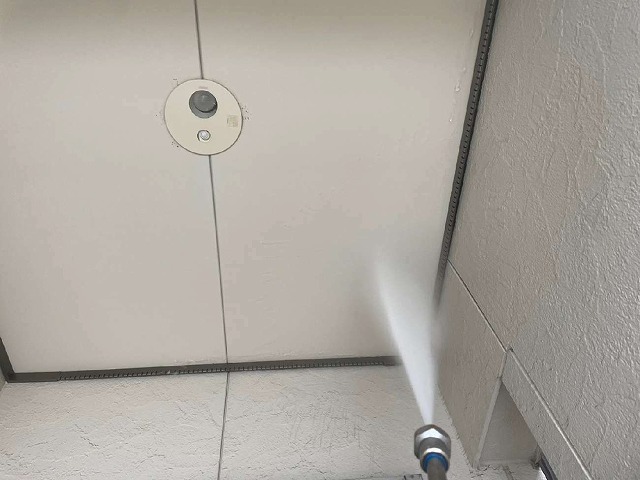 軒天の高圧洗浄を行っている様子