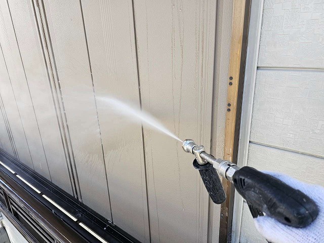 塗装を行うシャッターへの高圧洗浄作業