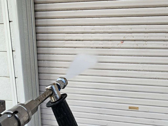 塗装を行うシャッターへの高圧洗浄作業