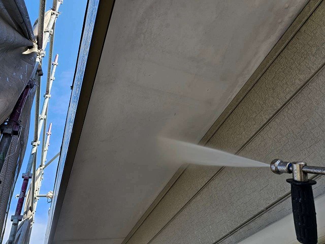 軒天のカビを洗い落とす高圧洗浄作業