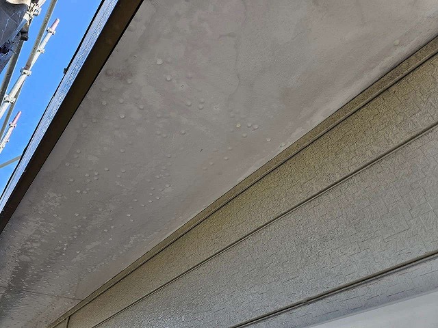 高圧洗浄作業によりカビや汚れを落とした住宅の軒天