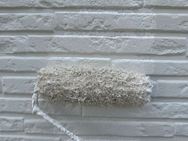 ハイグレードなフッ素塗料を用いた外壁塗装工事の様子