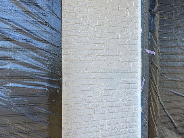 外壁塗装の中塗りが完了した外壁サイディングの様子