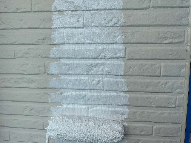 外壁塗装工事の3回塗り工程の下塗り