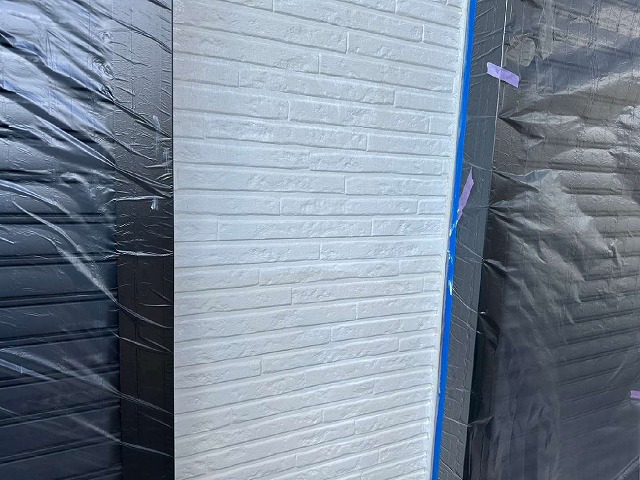 外壁塗装工事の下塗りを行った外壁の状態