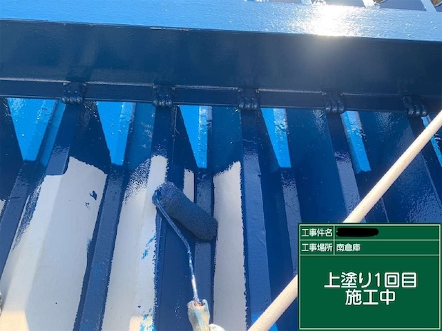 庇の折板屋根の塗装