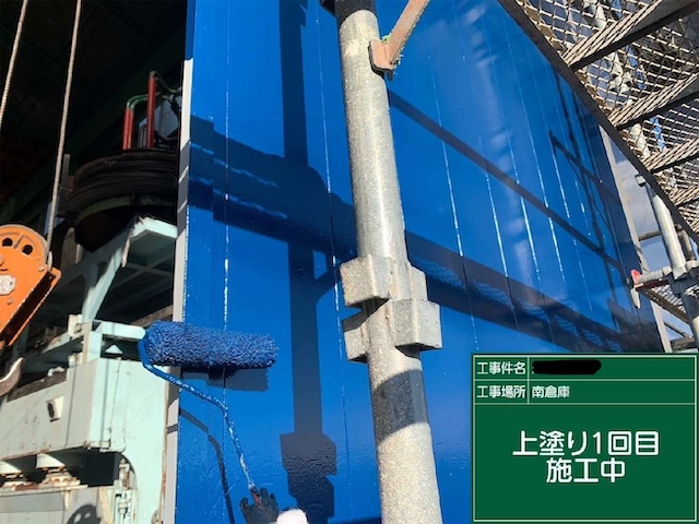 出入り口ゲートの上塗り1回目