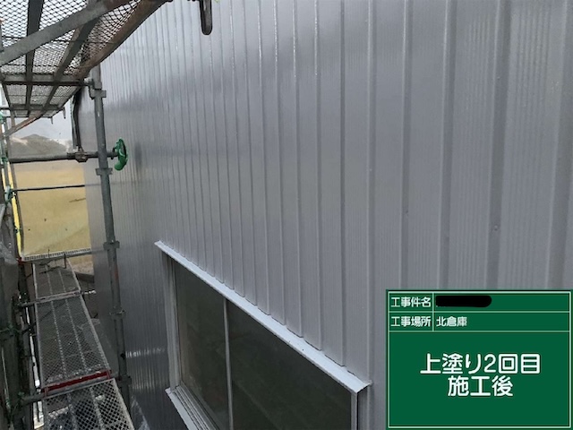 塗装後の角板トタン外壁