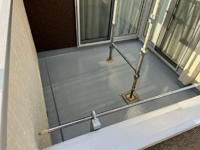 ベランダ防水のトップコートの塗り替えメンテナンスが完成してツヤが輝く様子