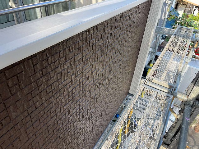 住宅のベランダ外壁への塗装工事が完了した状況