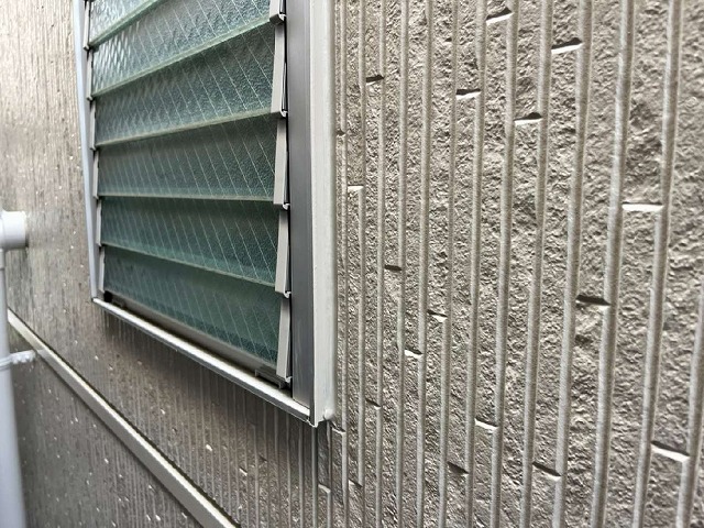 外壁サイディングへの塗装工事が完了した状況